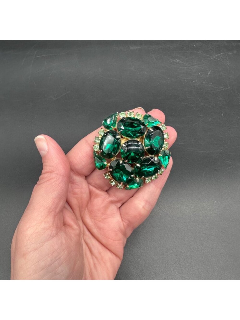 Vintage Mid Century Emerald Green Rhinestone Brooch Pin Gold Tone Retro Jewelry - Picture 5 of 6